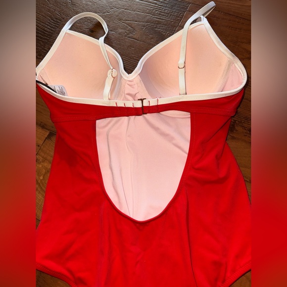 NWT Red and White Shade and Shore One Piece Swimsuit Size: 34C - Picture 4 of 7